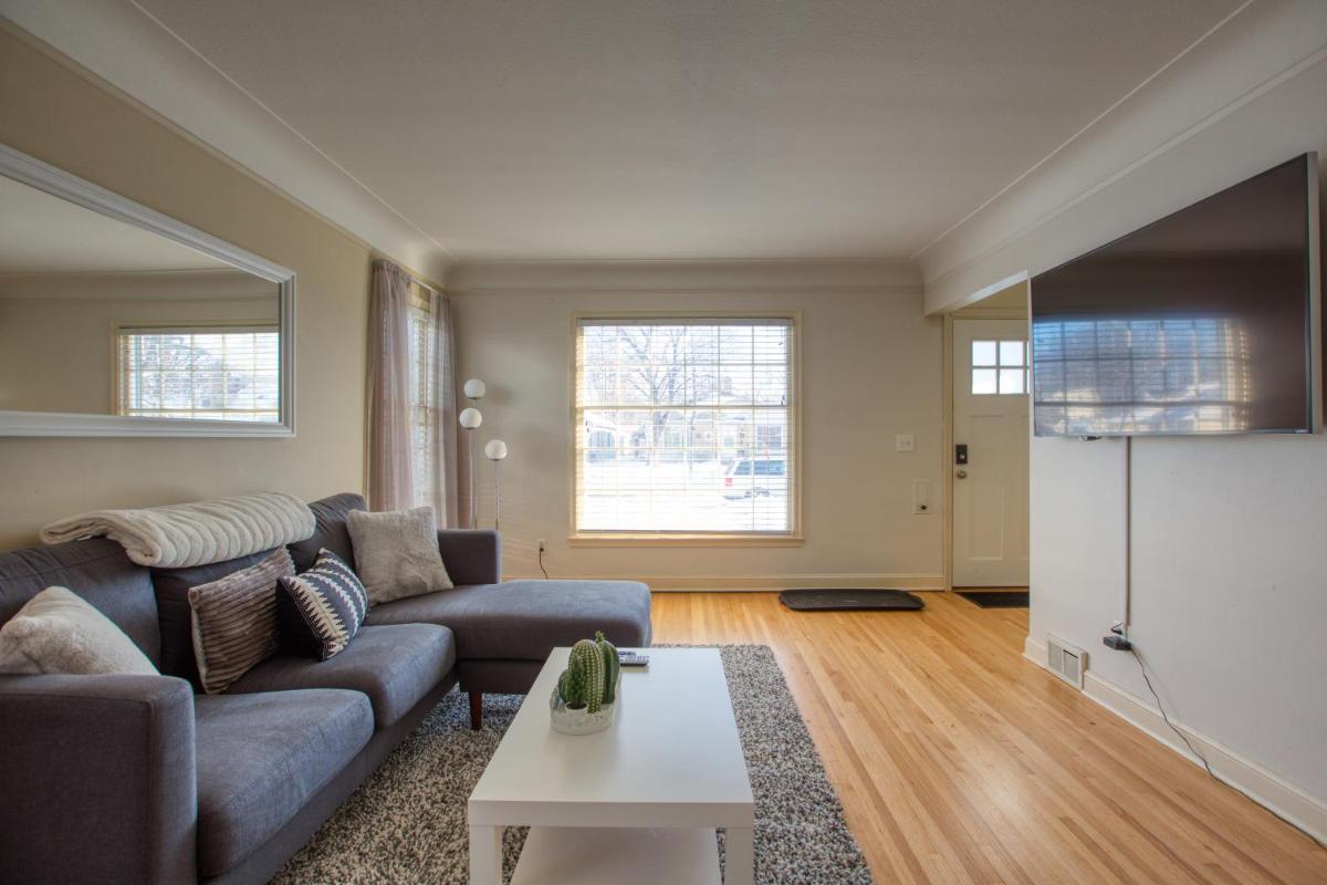New superhost listing 3 bedroom townhouse fully remodeled and updated!! - Housity