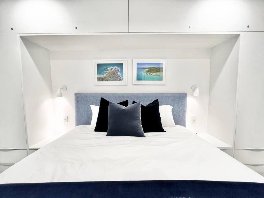 18OB Absolute Beachfront - Noosa Main Beach - Housity