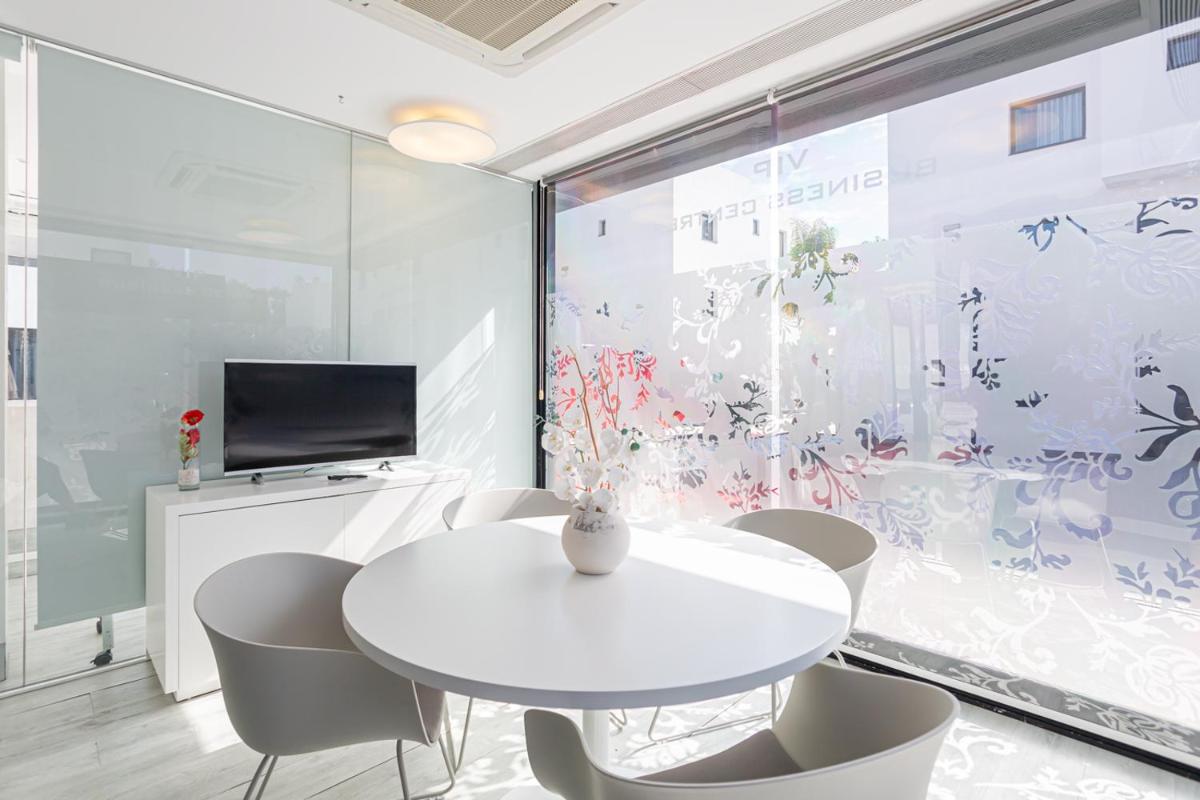 Una televisión o centro de entretenimiento en Migjorn Ibiza Suites & Spa