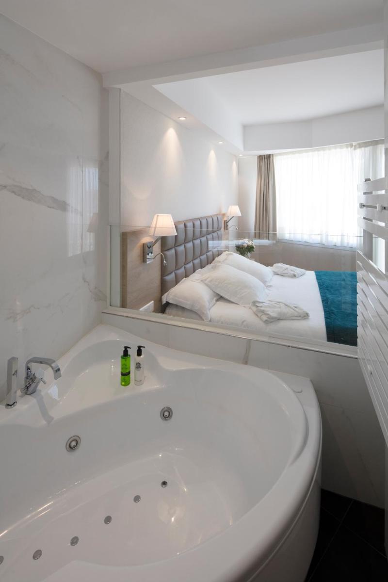 Un ou plusieurs lits dans un hébergement de l'établissement Splendid Hotel & Spa Nice