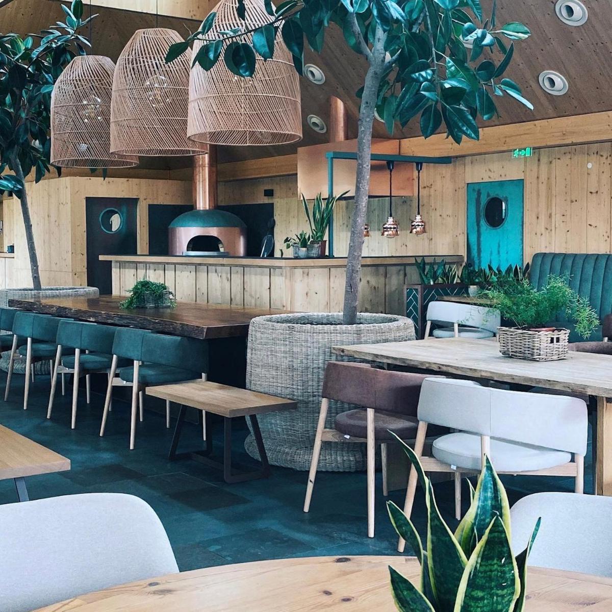 Um restaurante ou outro lugar para comer em FeelViana Sport Hotel