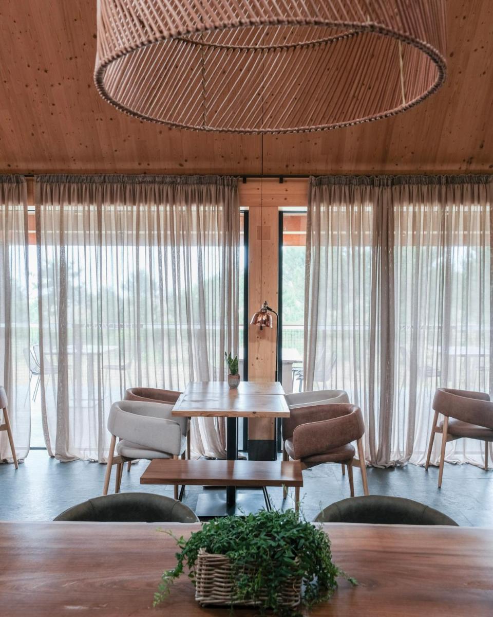Uma área de estar em FeelViana Sport Hotel