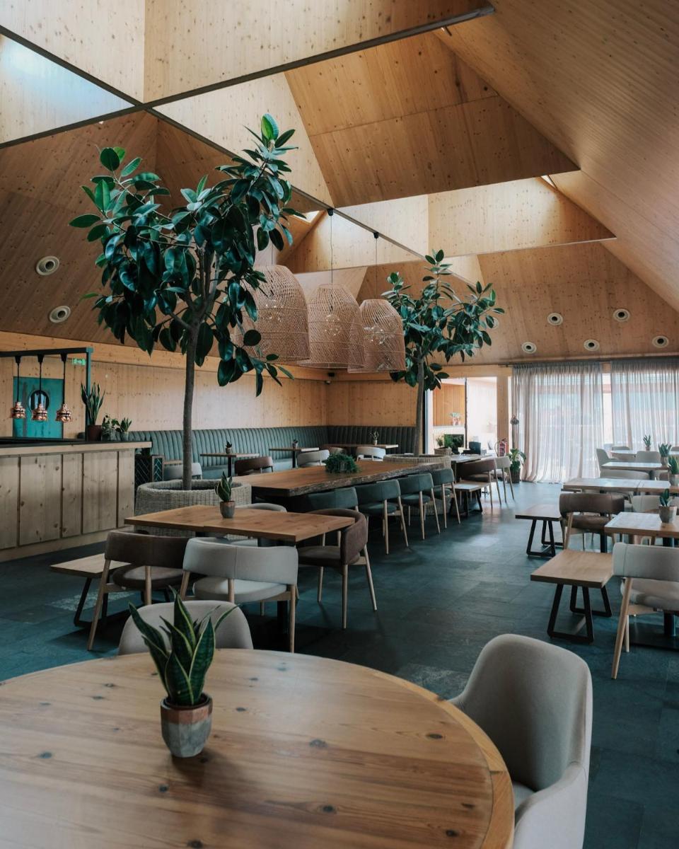 Um restaurante ou outro lugar para comer em FeelViana Sport Hotel