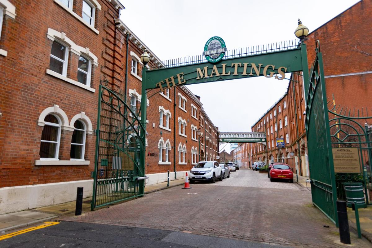 Platform City Theatre Studio with Secure Parking - Housity