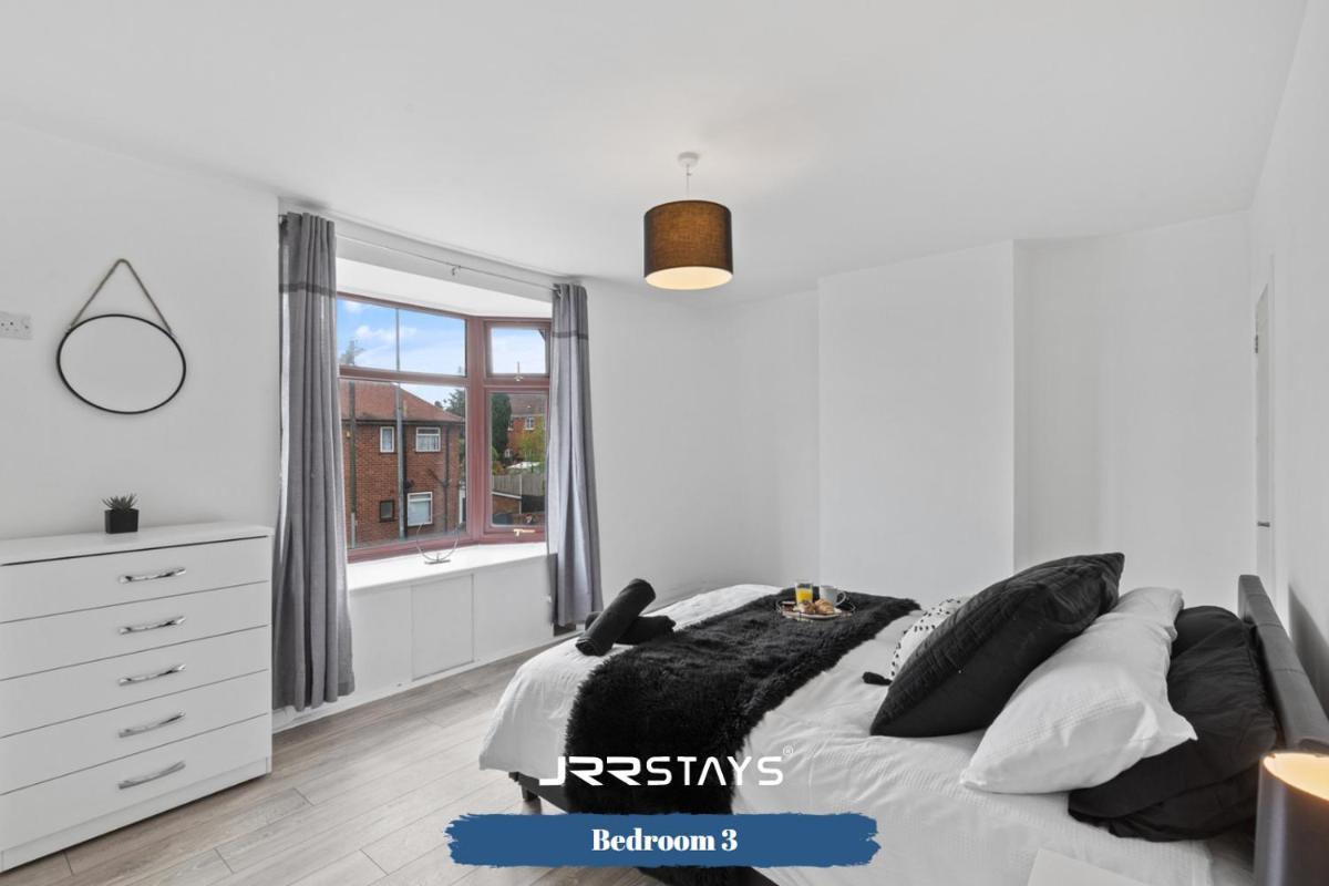 Nuneaton - Ideal 3 Bedroom, Wi-fi Parking, Sleeps 6 - JRR Stays - Housity