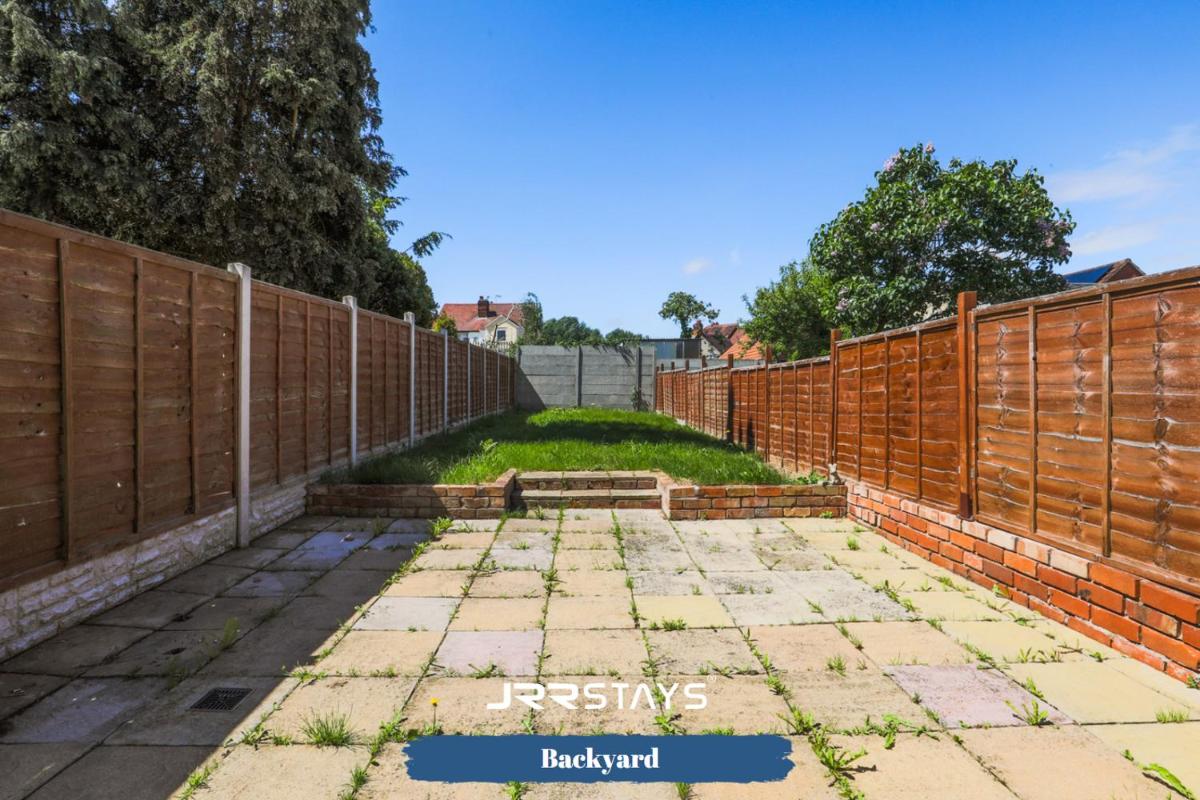Nuneaton - Ideal 3 Bedroom, Wi-fi Parking, Sleeps 6 - JRR Stays - Housity