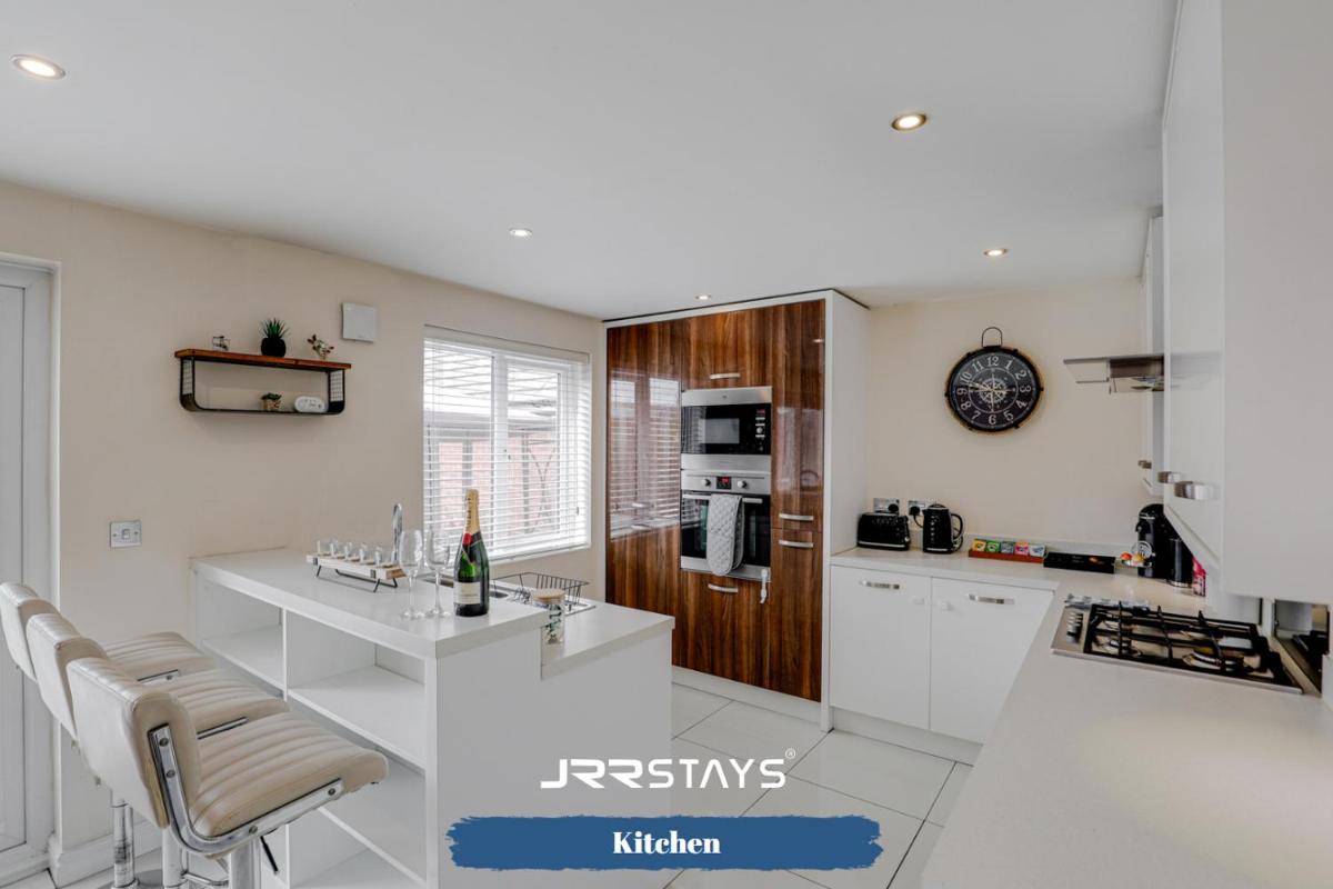 Chorley - Large 3 Bedroom Sleeps 6, Wi-Fi, Garden - JRR Stays - Housity