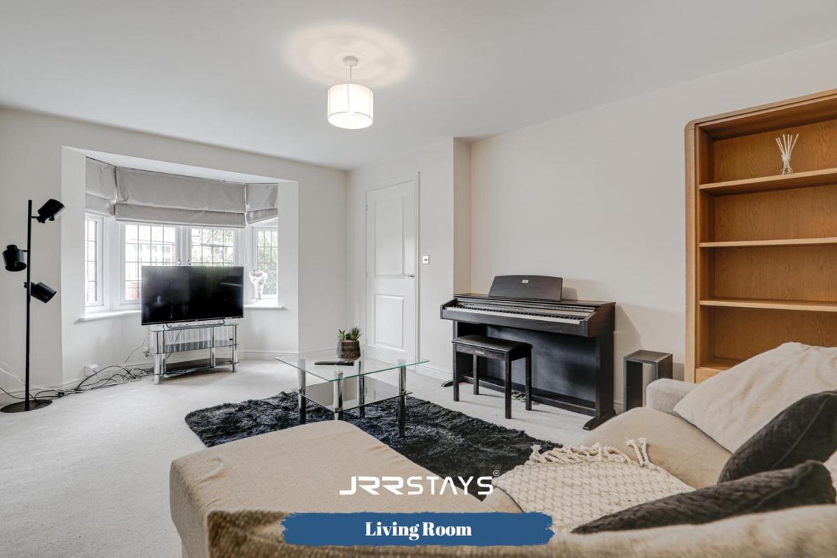 Chorley - Large 3 Bedroom Sleeps 6, Wi-Fi, Garden - JRR Stays - Housity