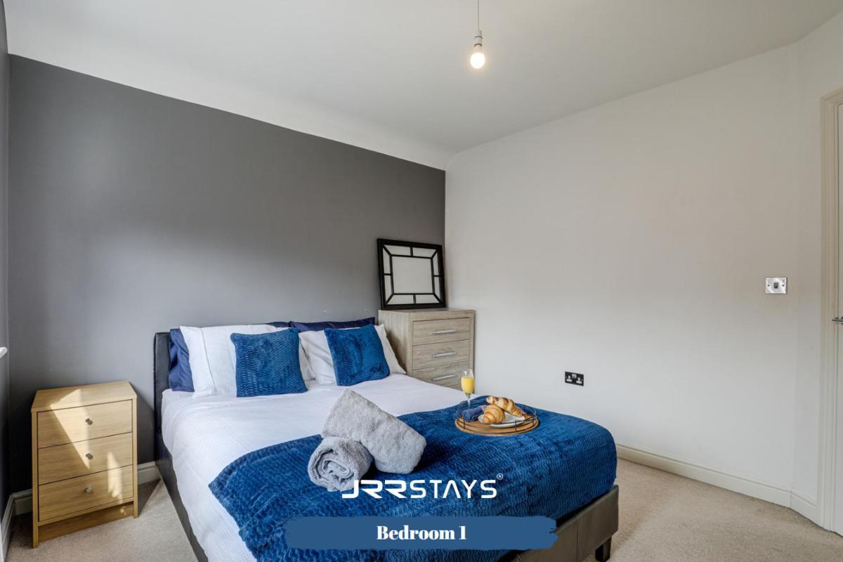 Chorley - Large 3 Bedroom Sleeps 6, Wi-Fi, Garden - JRR Stays - Housity