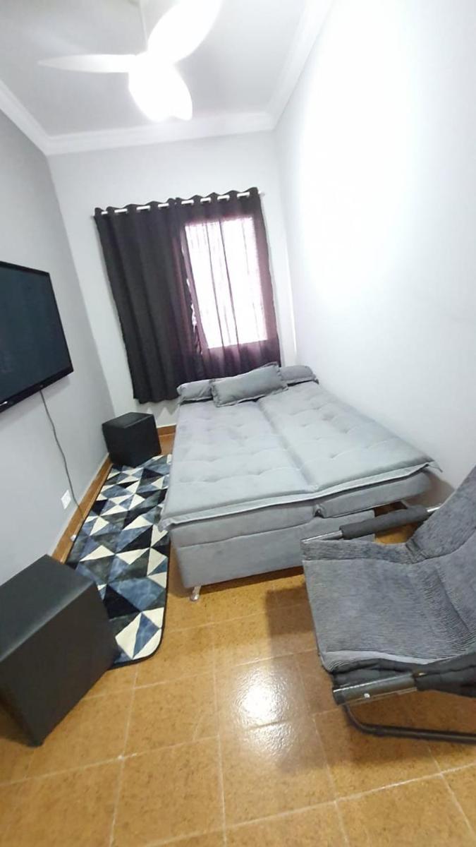 Caiçara - 1 dormitório - 50 metros da praia, do lado da feirinha da Caiçara - prédio familiar - para até 5 hóspedes - Housity