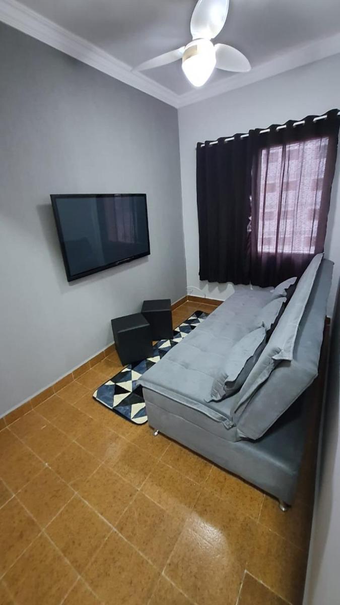 Caiçara - 1 dormitório - 50 metros da praia, do lado da feirinha da Caiçara - prédio familiar - para até 5 hóspedes - Housity
