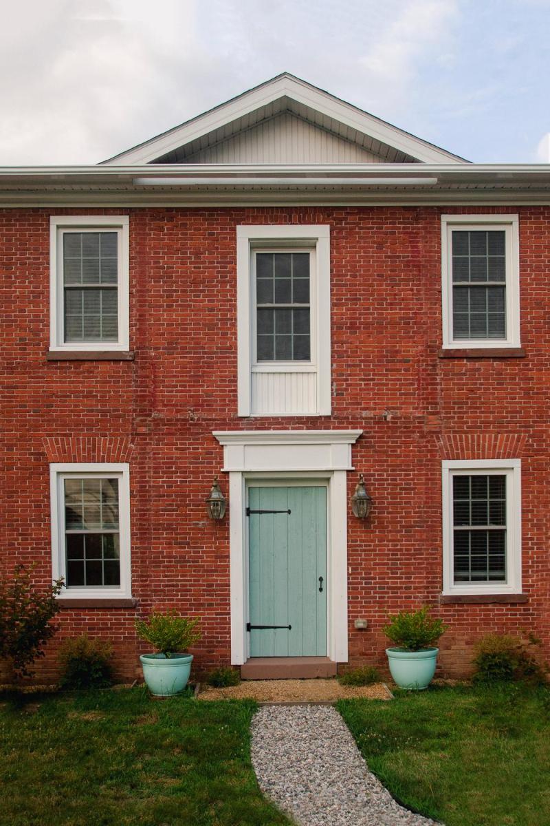 Farmhouse Broad Brook: Comfort & Charm. - Housity