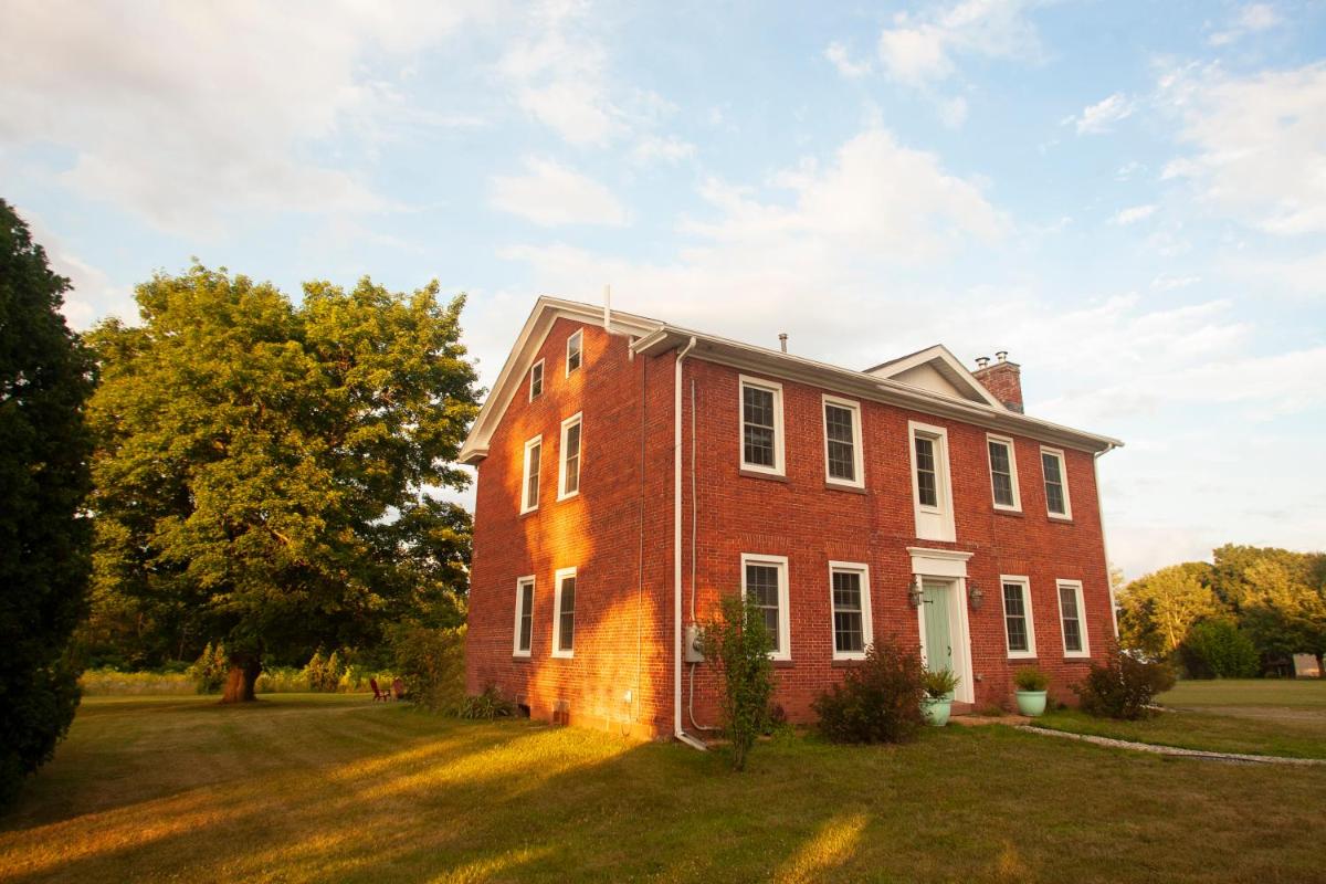 Farmhouse Broad Brook: Comfort & Charm. - Housity