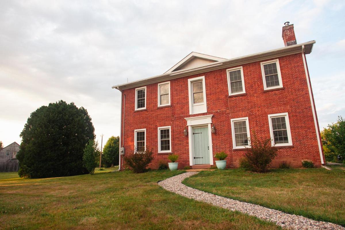 Farmhouse Broad Brook: Comfort & Charm. - Housity