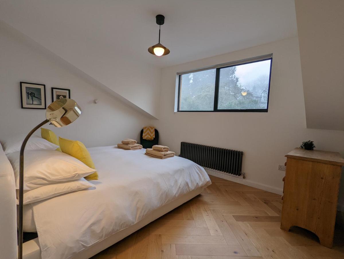 Luxury Mid Century Modernist Escape - 5 Bedrooms, Modern Kitchen - Housity