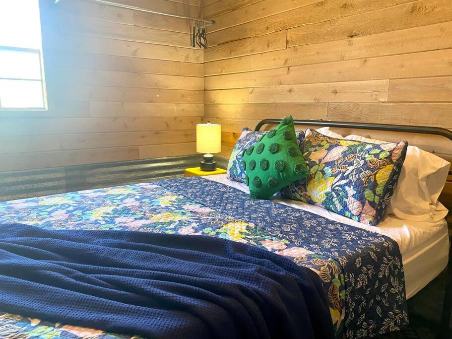 Clover Casita - Your Perfect Getaway in Lockhart - Housity