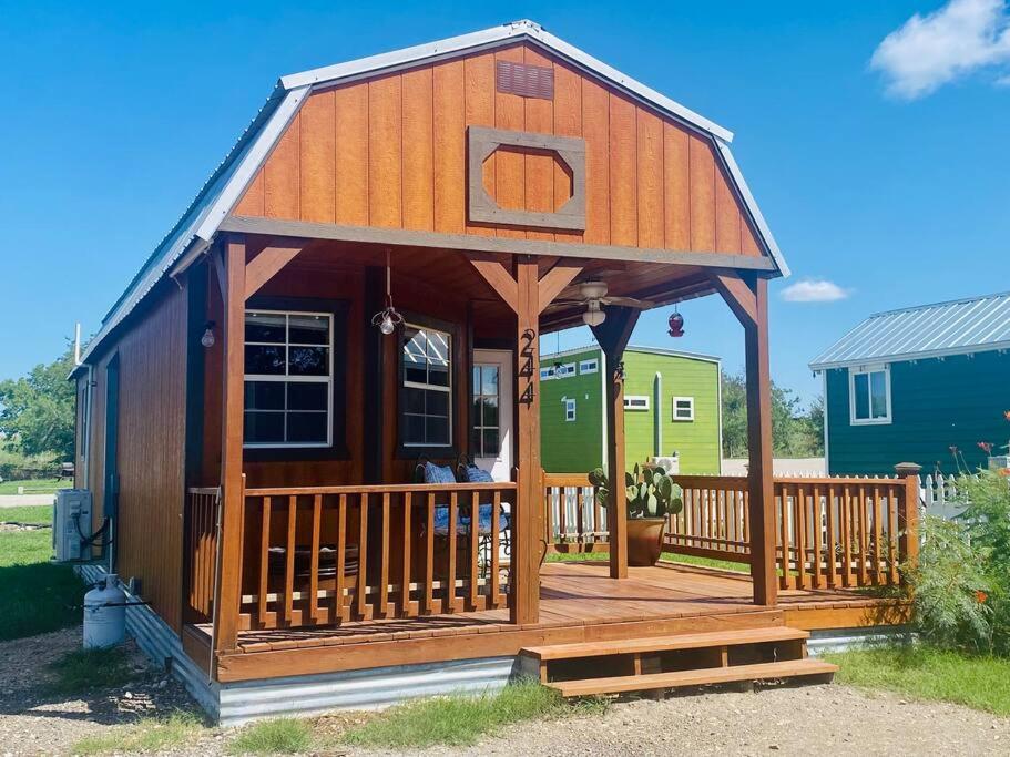 Clover Casita - Your Perfect Getaway in Lockhart - Housity