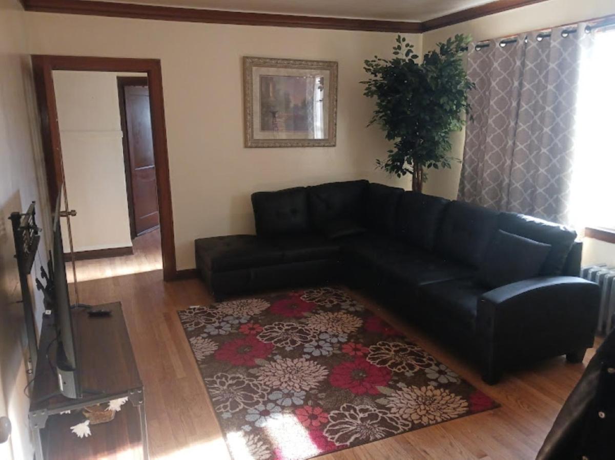 South Chicago Community Immersion in 2 Bedroom Apartment - Housity