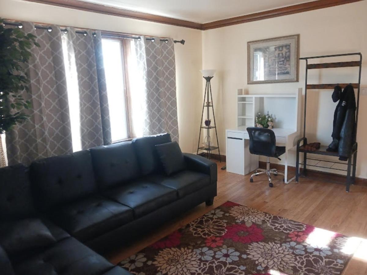 South Chicago Community Immersion in 2 Bedroom Apartment - Housity