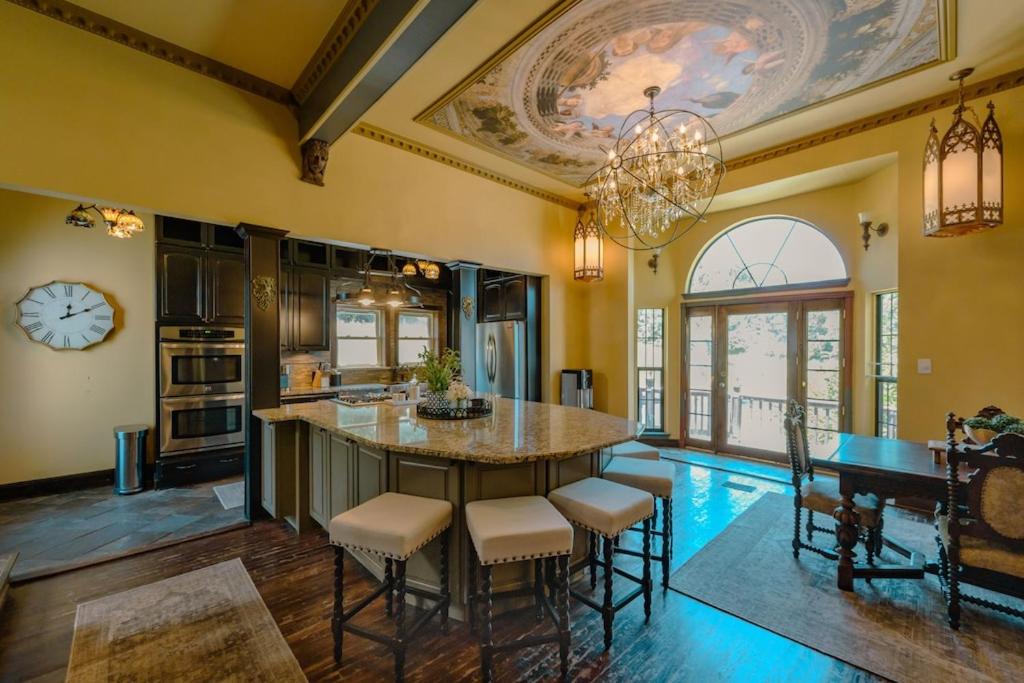 **New On Booking** ~ The Braun Manor ~ A Historical Mansion - Housity