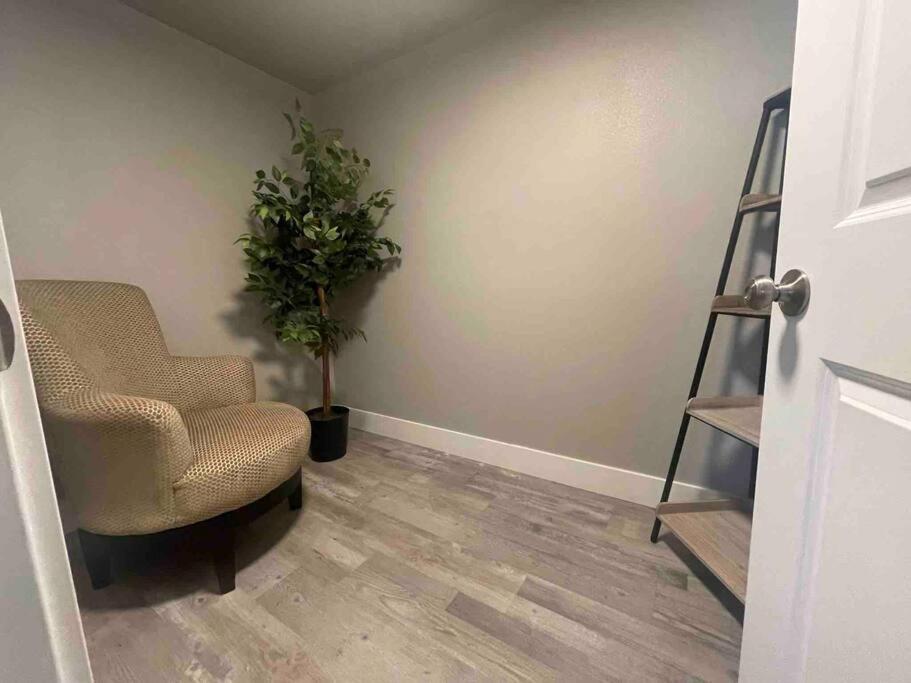 Quaint new renovation perfect for your large group - Housity