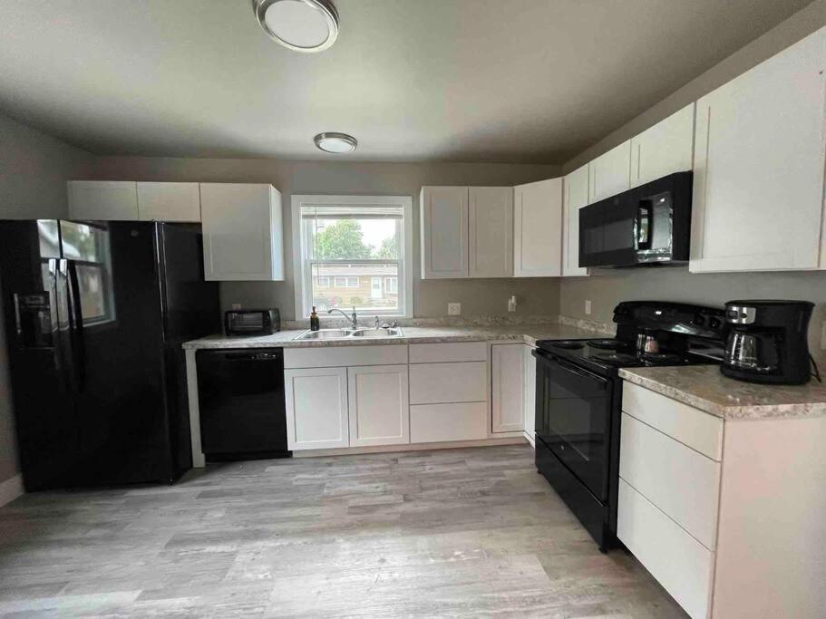 Quaint new renovation perfect for your large group - Housity