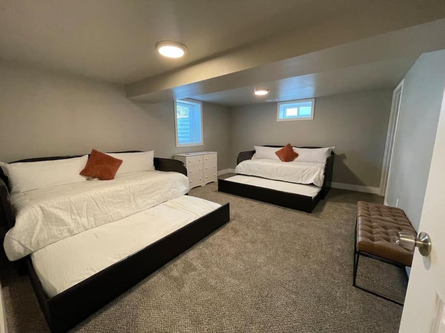 Quaint new renovation perfect for your large group - Housity
