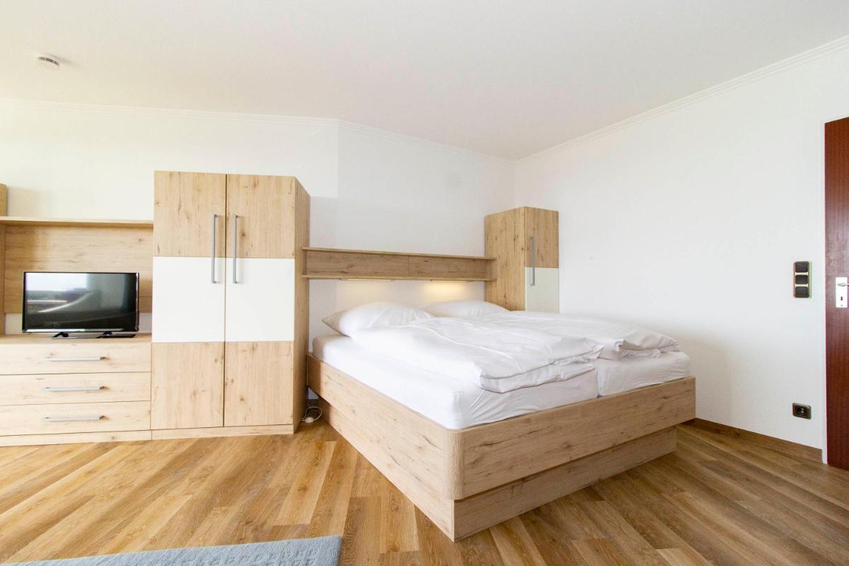 Lord Nelson 706 - Housity
