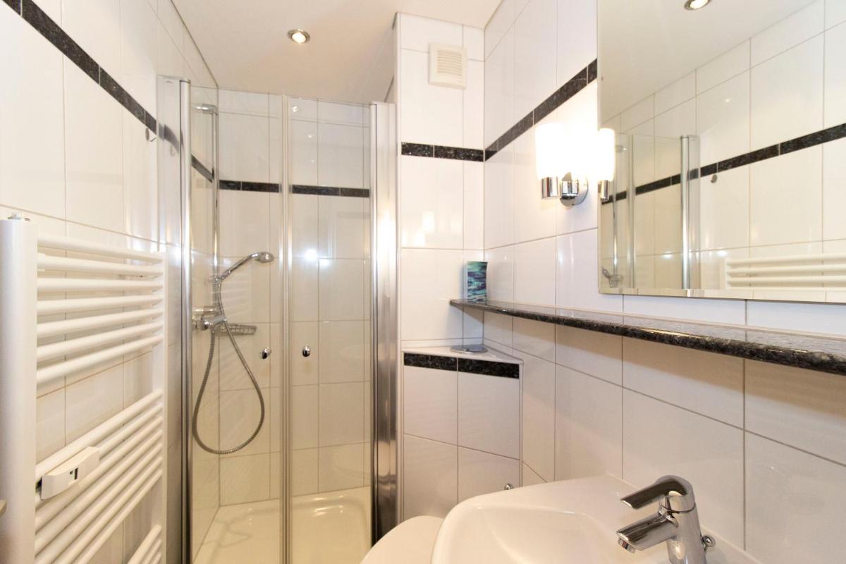 Lord Nelson 706 - Housity