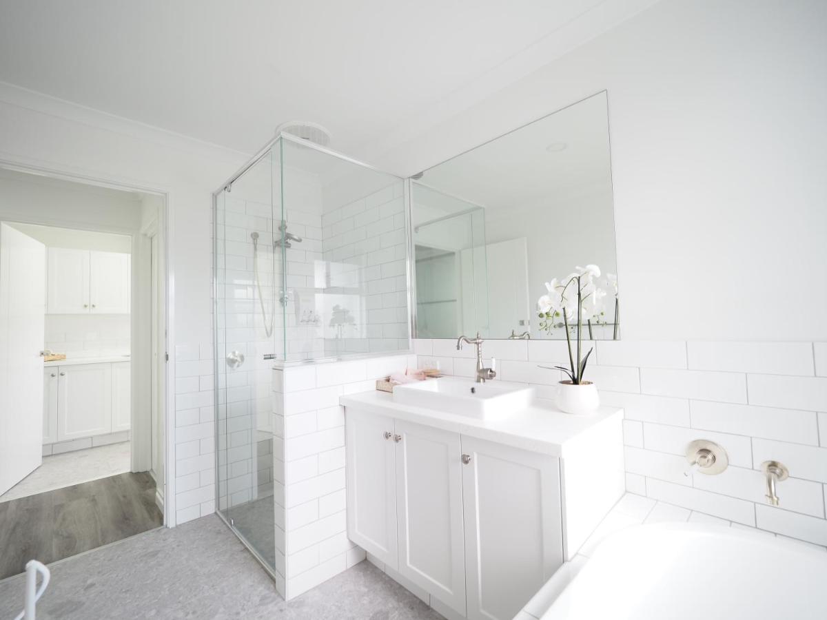 Suitetrails - New Home~close to Airport & Swan Valley inc B/fast 1st Morning~