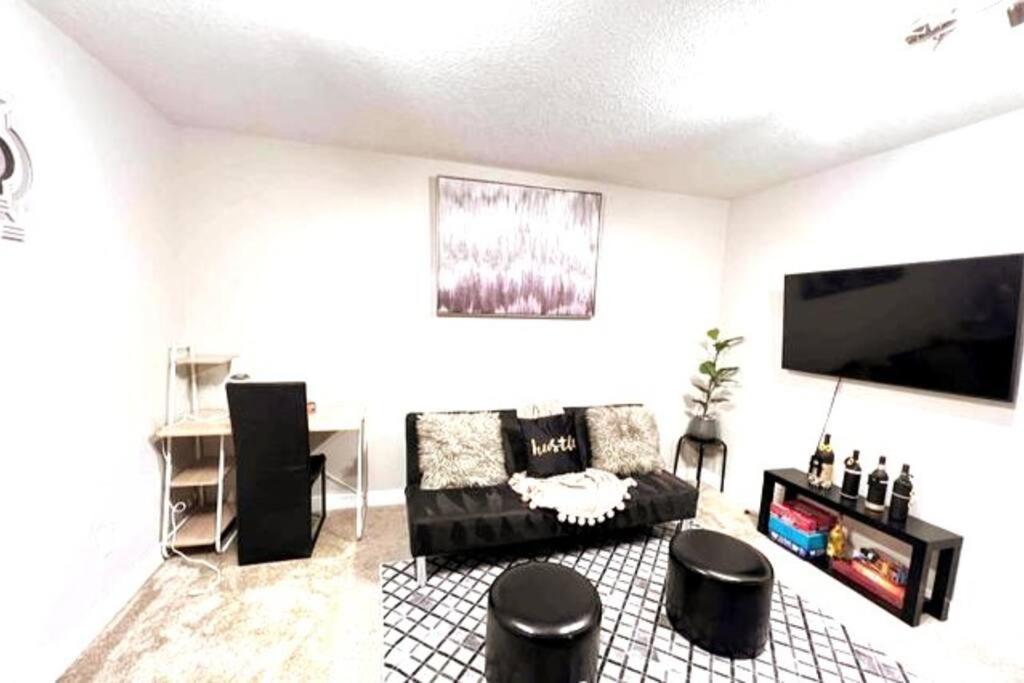 Home 5min to WEM 4min to River cree Casino - Housity