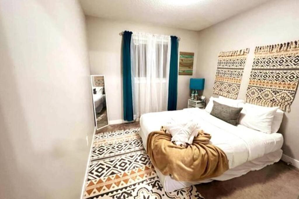 Home 5min to WEM 4min to River cree Casino - Housity