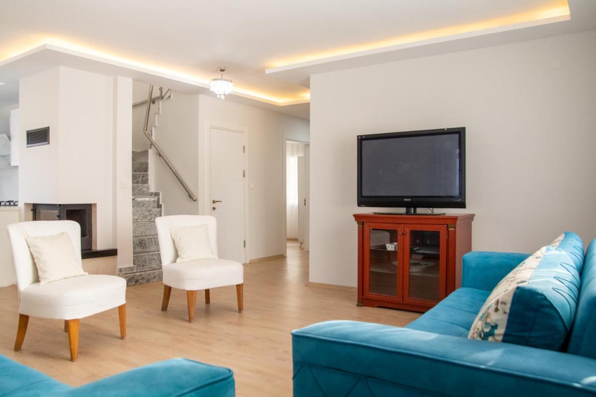 Lovely Villa Backyard and Terrace in Urla - Housity