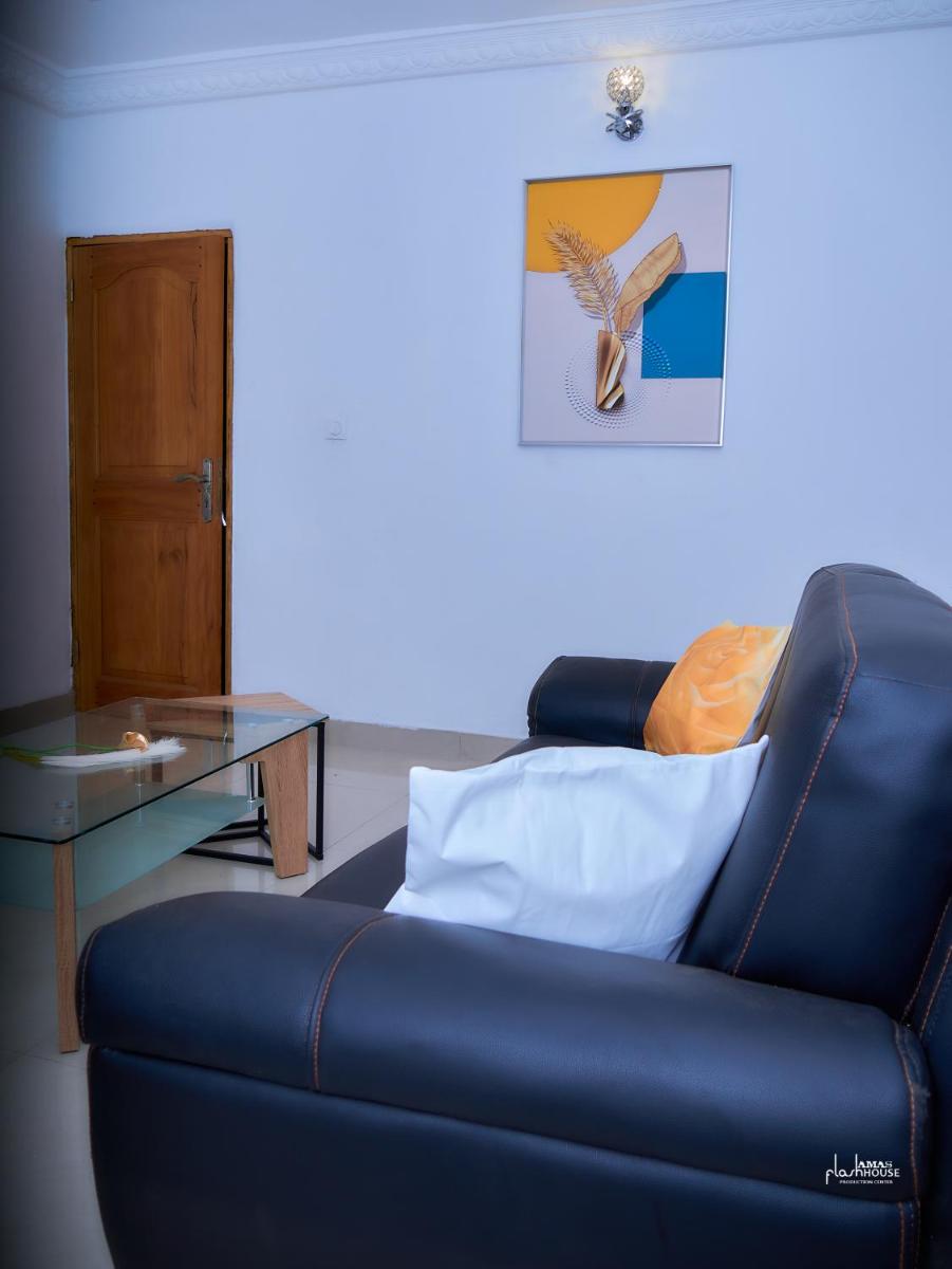 NAIVELI-PALM Appartement meublé sobre et chic - Housity
