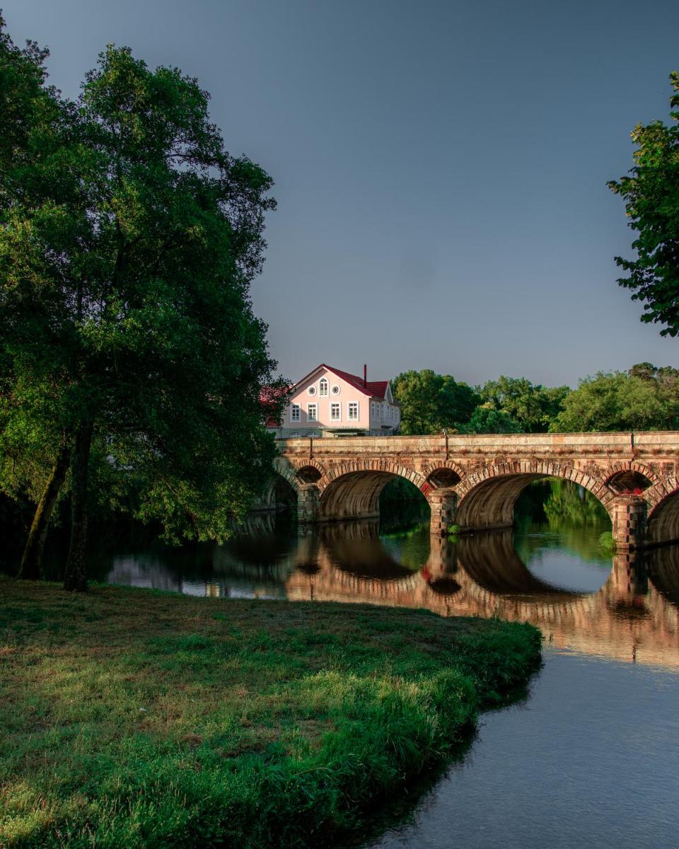 uma ponte sobre um rio com uma casa nela em Ribeira Collection Hotel by Piamonte Hotels em Arcos de Valdevez mais 72 fotografias