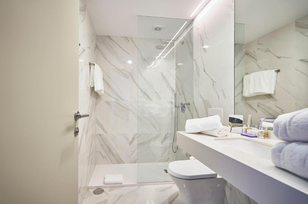 Uma casa de banho em Ribeira Collection Hotel by Piamonte Hotels