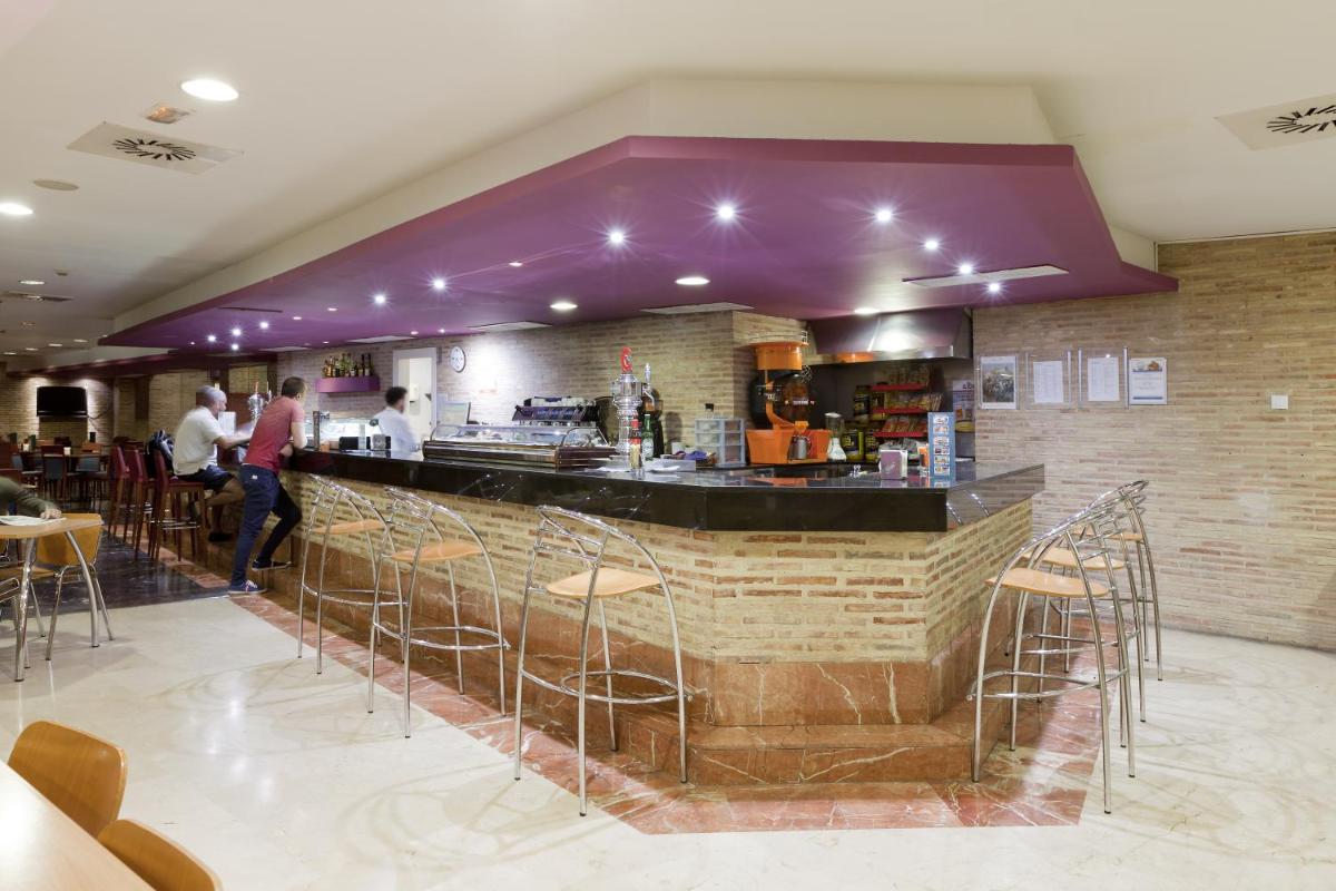 El salón o zona de bar de Hotel Olympia Valencia