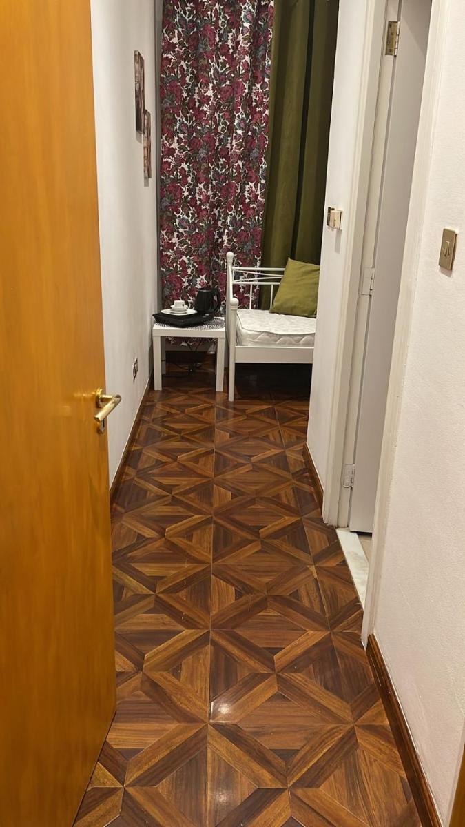 Small budget master room - Housity