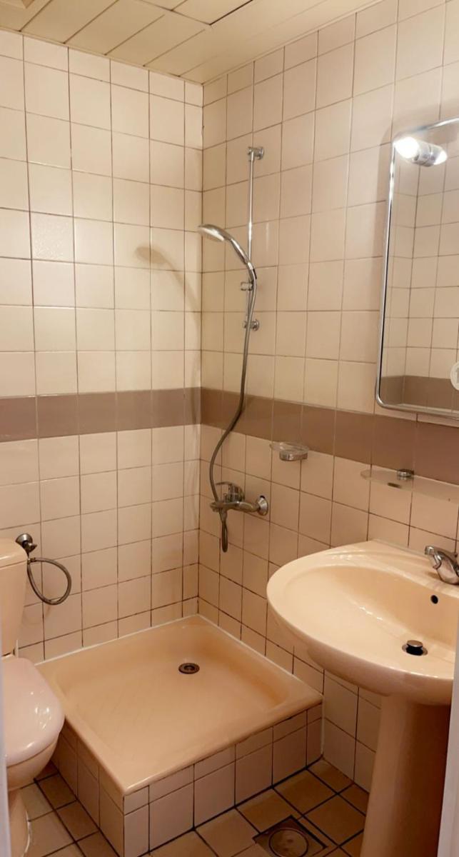 Small budget master room - Housity
