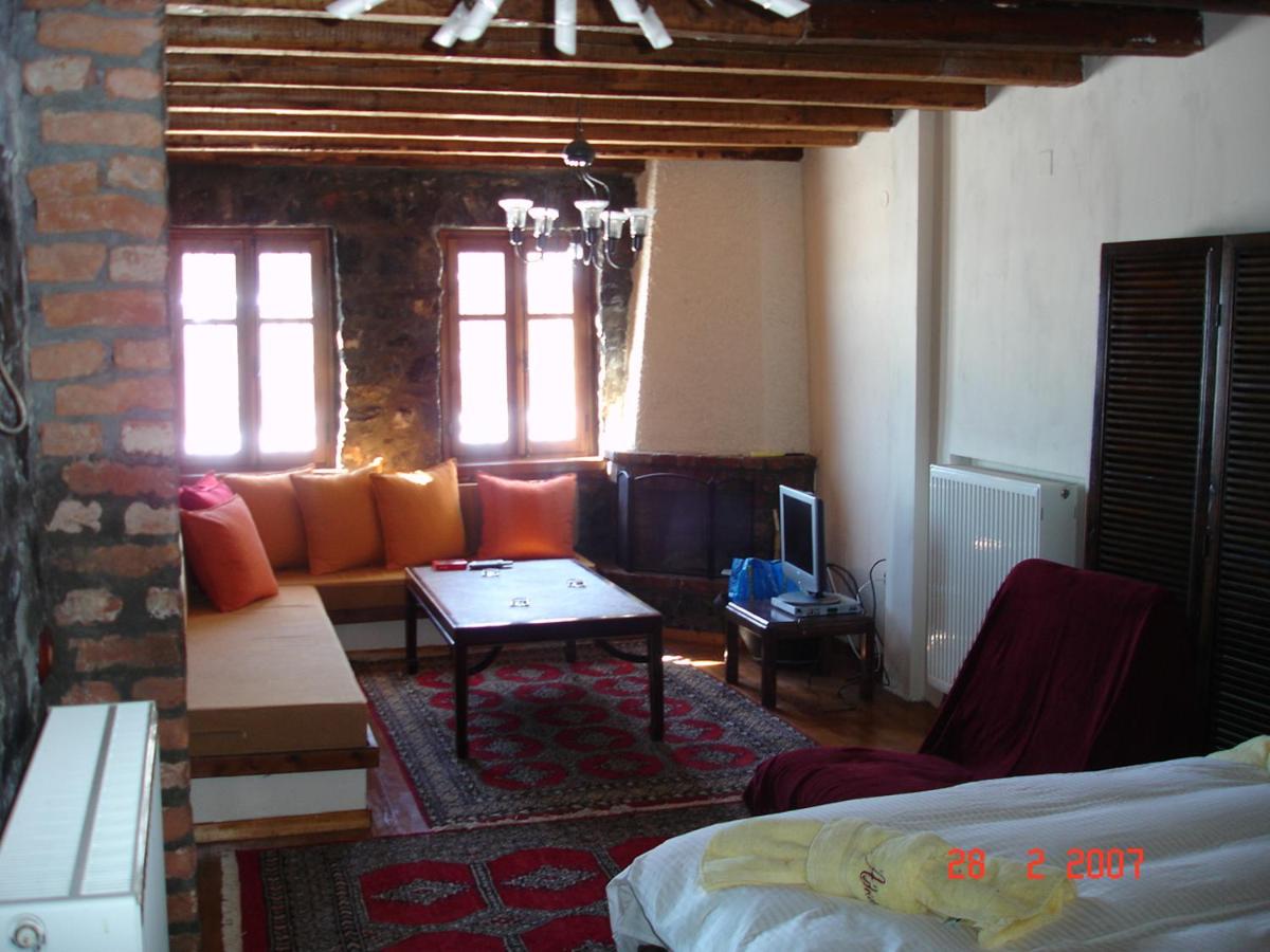 Fanis & Lena - Housity