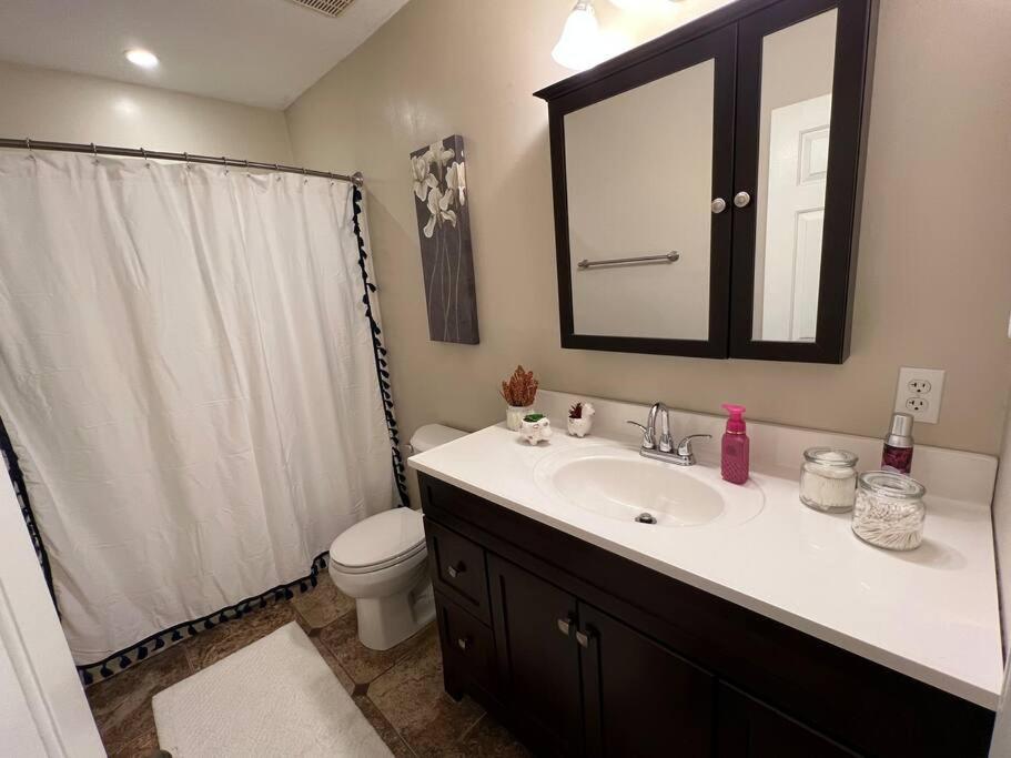 The Red Door 2-bedroom townhouse near VT & RU - Housity