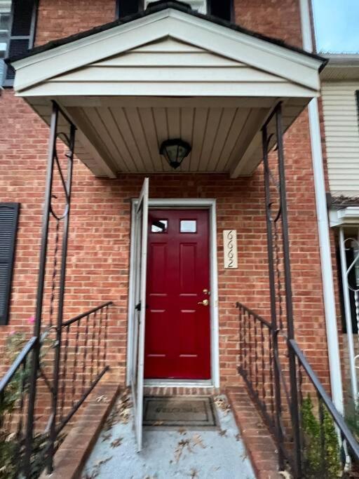 The Red Door 2-bedroom townhouse near VT & RU - Housity
