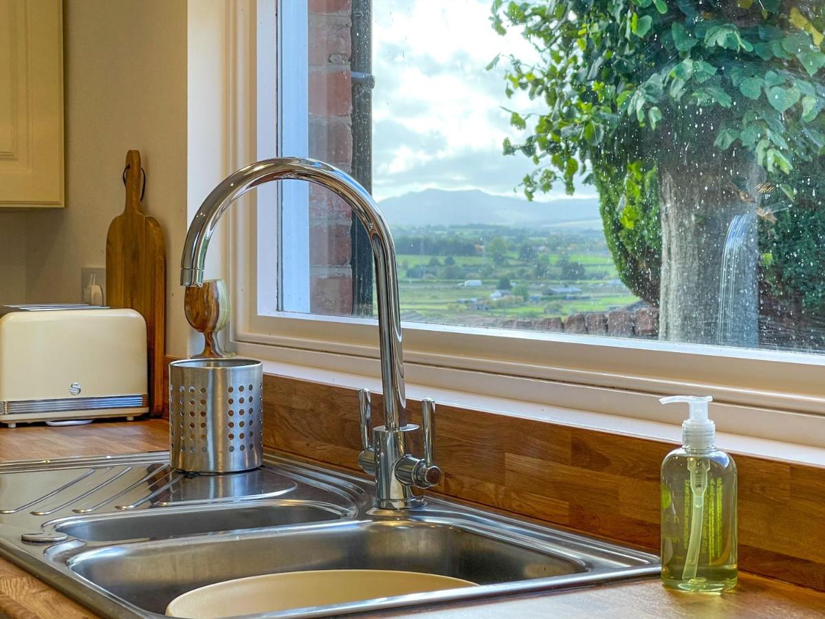 Fell View - Dog-Friendly House, Enclosed Garden & Great Views - Housity