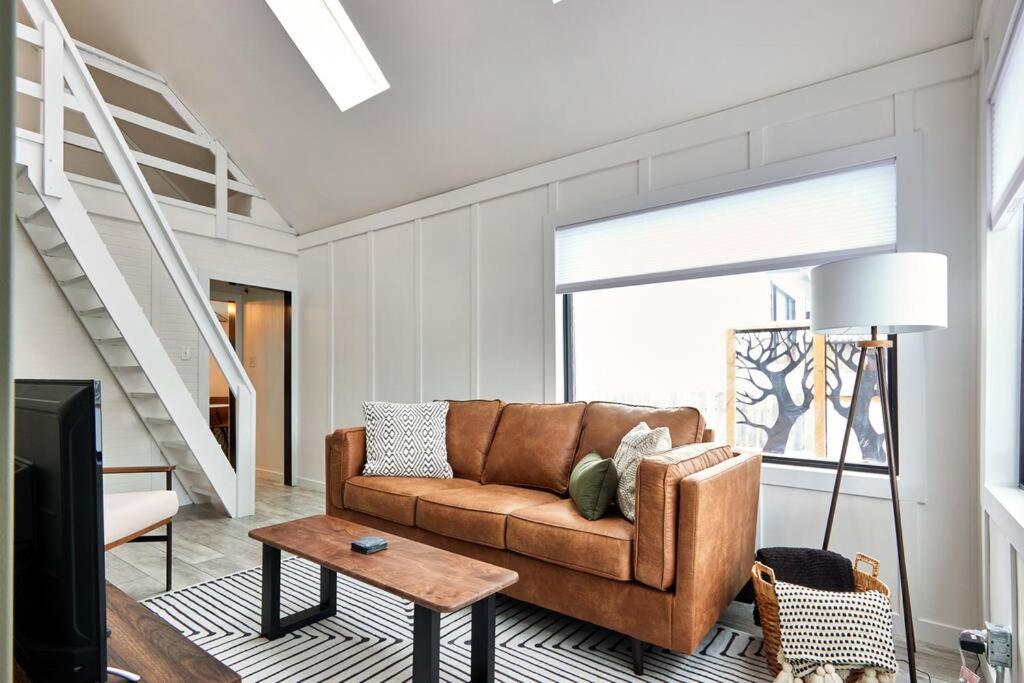 Suitetrails - Cozy Mid-Century Modern Home