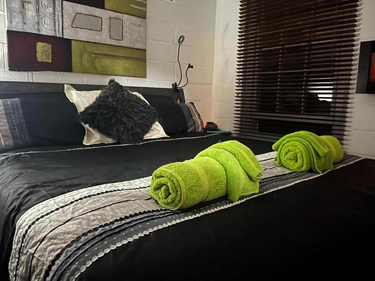 The downstairs delight 2brm , 6+ guests & dogs ok - Housity