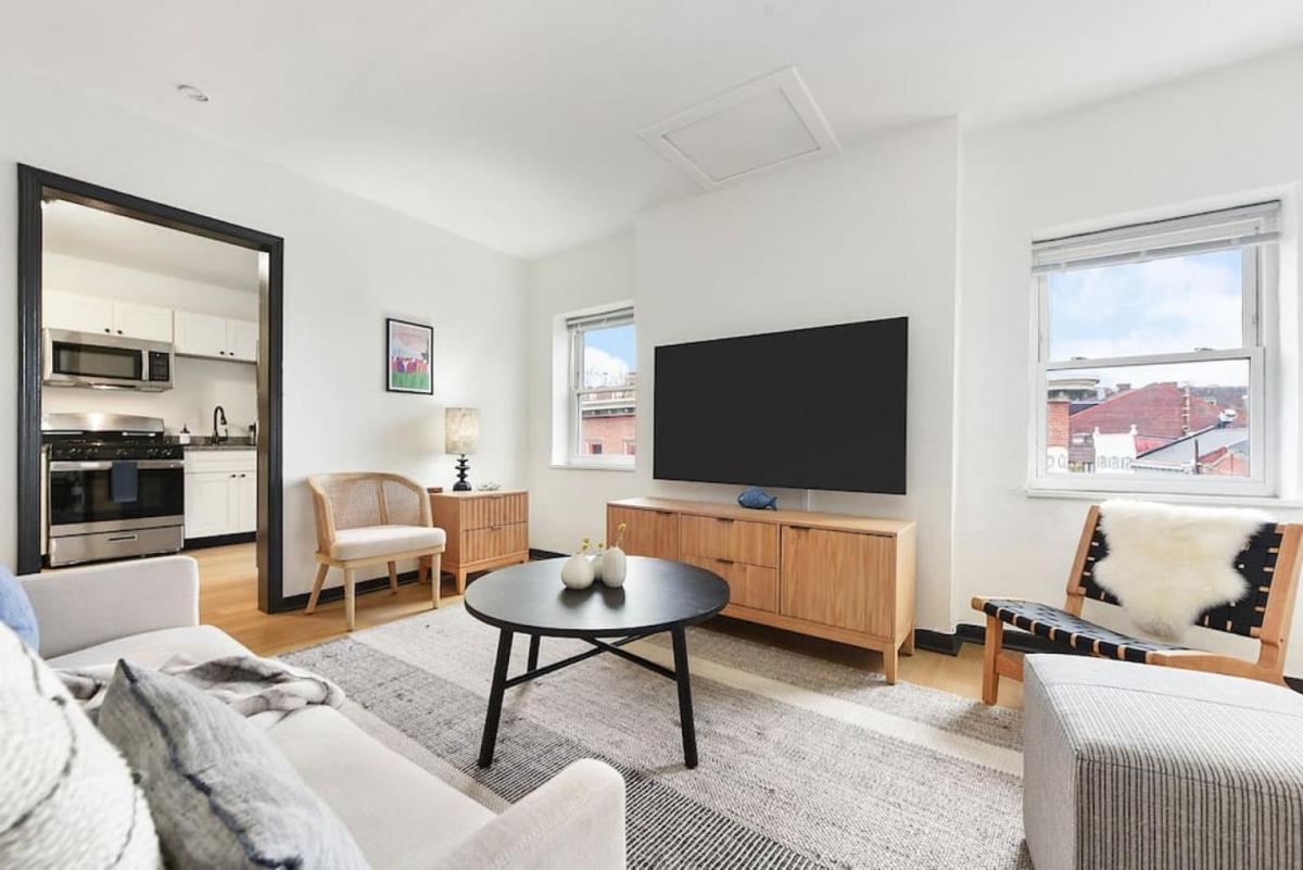 HostWise Stays - Butler St, Off-Street Parking, Brand New! - Housity
