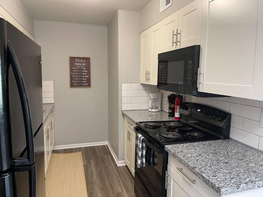 The Delores - 2 Bedroom Apt in Quilt Town, USA - Housity