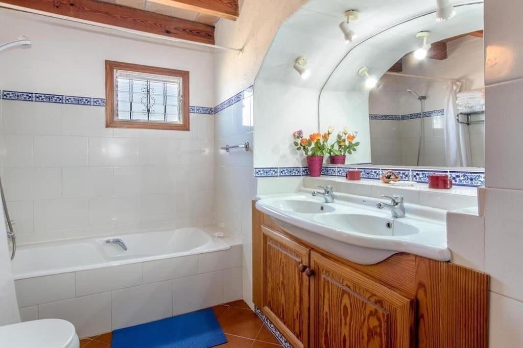 Traditional Majorcan villa by Renthousing - Housity