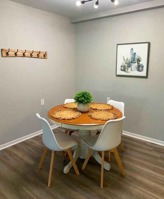 Suitetrails - The Mary Lou - 2 Bedroom Apt in Quilt Town, USA