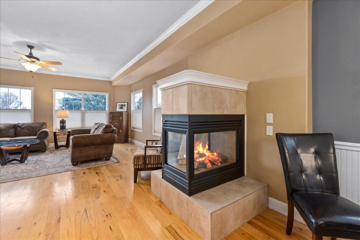 Spacious 3 Story Home in the Boise Foothills - Hizvo